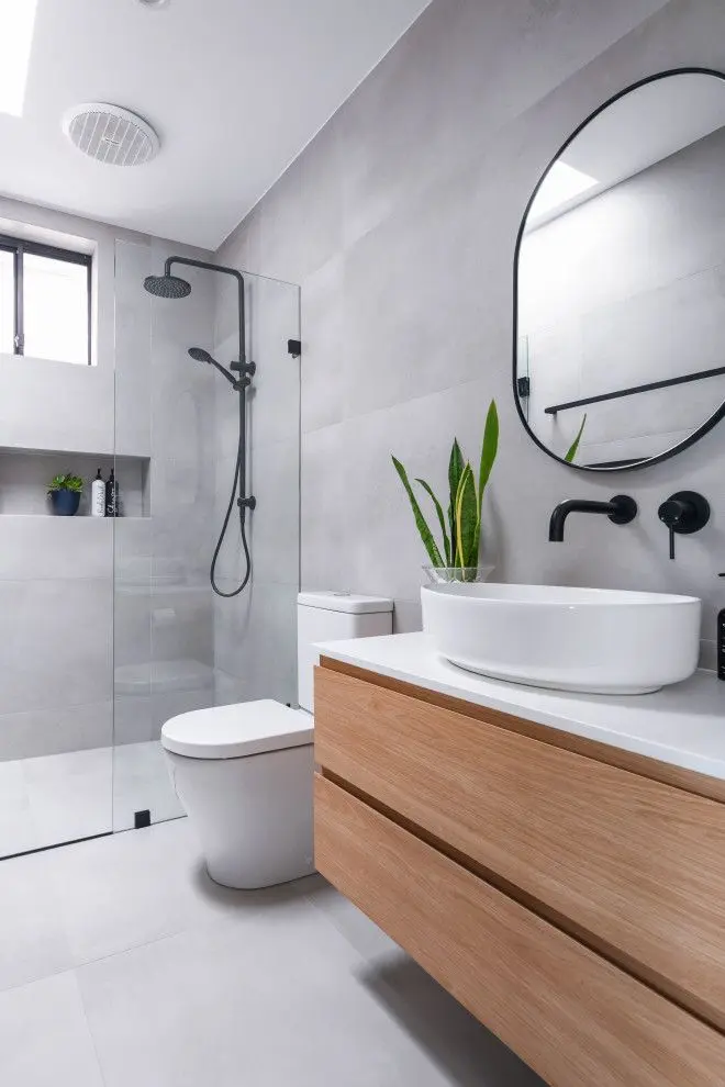 Salle de bain moderne minimaliste avec douche à l’italienne et touches naturelles