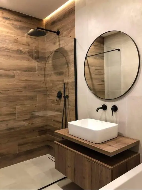 Salle de bain moderne avec douche en carrelage effet bois et accents noirs