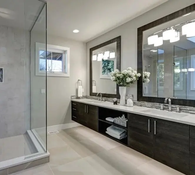 Salle de bain élégante avec double vasque et miroirs encadrés