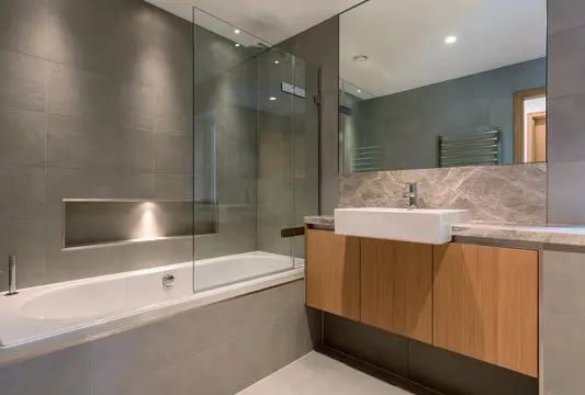 Salle de bain moderne avec baignoire intégrée et finitions en quartz