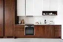 Cuisine en I – En noyer de Bourgogne, avec un plan de travail en granit.