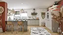 Cuisine en U – En gris artique, avec un plan de travail en granit.