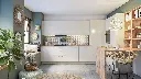 Cuisine en L – Finition blanche brillante, avec un plan de travail en bois massif.