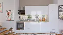 Cuisine en I – Finition blanche mate, avec un plan de travail en bois massif.