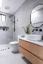 Salle de bain moderne minimaliste avec douche à l’italienne et touches naturelles