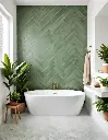 Salle de bain spa avec mur en chevrons vert et plantes luxuriantes