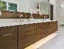 Salle de bain moderne avec meuble en bois et éclairage LED intégré