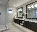 Salle de bain élégante avec double vasque et miroirs encadrés