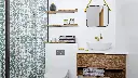 Salle de bain vintage avec carreaux artisanaux et accents en laiton