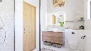 Salle de bain lumineuse avec touches bohèmes et finitions en rotin