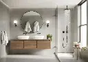 Salle de bain minimaliste avec douche effet pluie et meuble flottant en bois