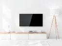 Meuble TV minimaliste en blanc et bois avec ambiance lumineuse